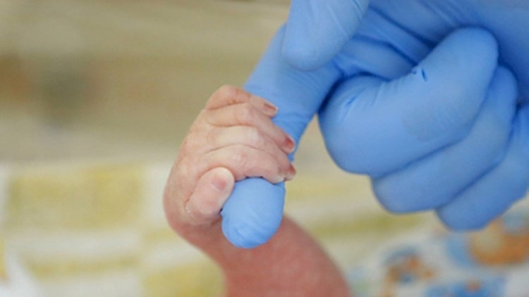 Ermənistanda yeni doğulan uşaq koronavirusdan ölüb