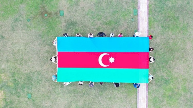 Cıdır düzündə dalğalandırılmış Azərbaycan bayrağı Dubayın mərkəzində