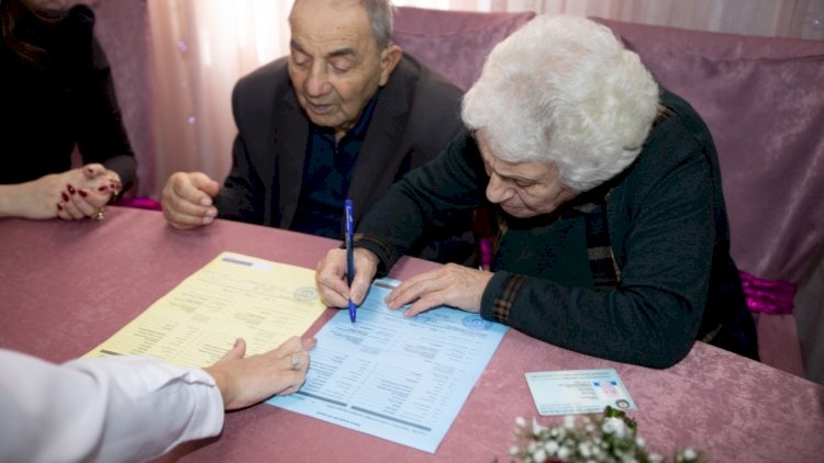 Bakıda 87 yaşlı kişi 78 yaşlı qadınla evləndi