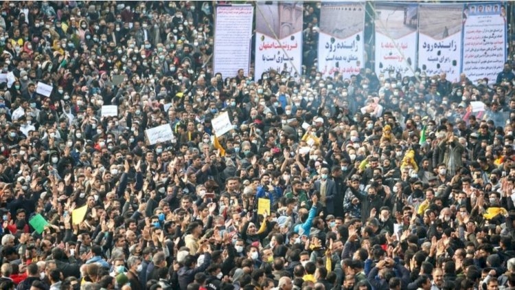 İranda polis çadırları yandırdı