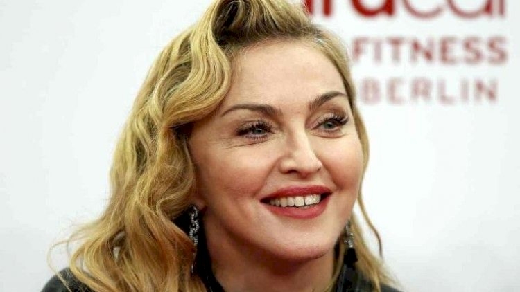 63 yaşlı Madonna qeyri-etik pozalarına görə biabır edildi