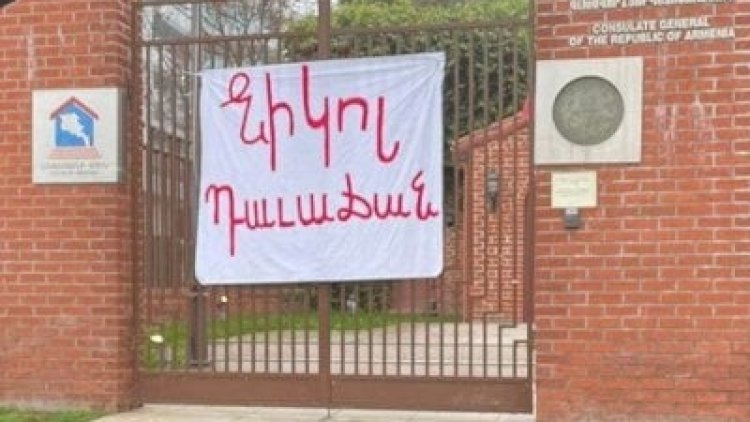 Ermənistan konsulluğu önünə "Xain Nikol" plakatıl asıldı