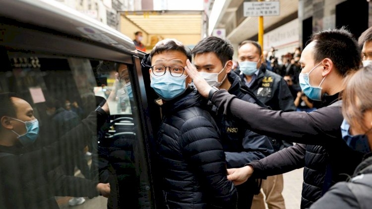 Çində rəzalət: Polis redaksiyaya hücum etdi, 7 jurnalist tutuldu
