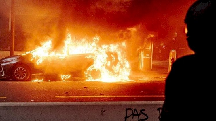 Yeni il gecəsi Fransada yüzlərlə avtomobil yandırıldı