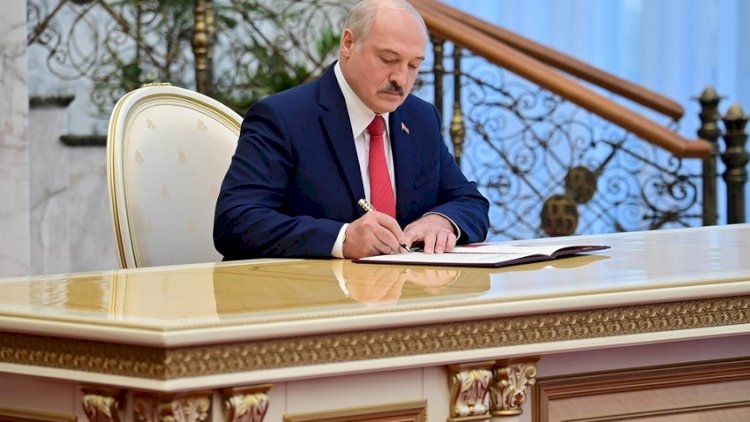 Lukaşenko “Belarus xalqının soyqırımı haqqında” qanun imzaladı
