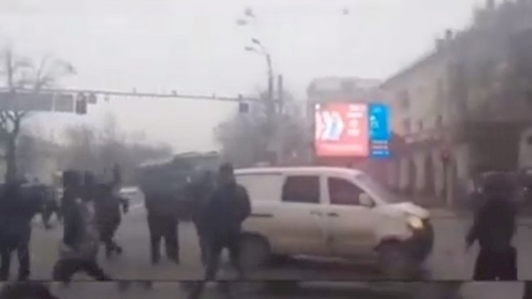 Qazaxlar Rusiya qoşunlarına qarşı etiraza başladı - Video