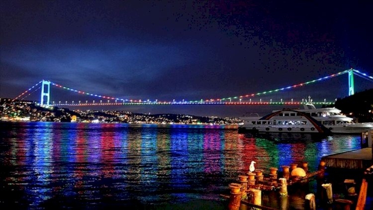 İstanbul körpüsü bayrağımızın rəngləri ilə işıqlandırıldı