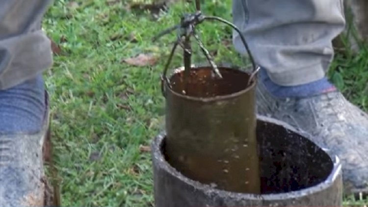 Cəlilabad sakini su quyusu qazdı, neft çıxdı - Video