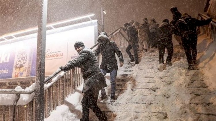 Çovğun İstanbulu çökdürdü: Yollarda qalmış insanlar, heykəl kimi donmuş maşınlar...