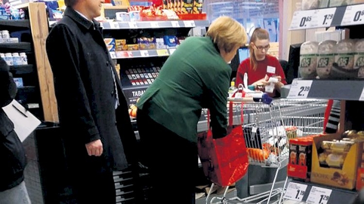 Angela Merkelin pulqabısı mağazada oğurlandı