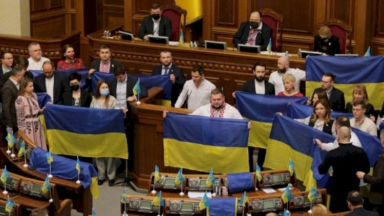 Ukrayna Ali Radası qərar qəbul etdi - Hərbi vəziyyət uzadıldı