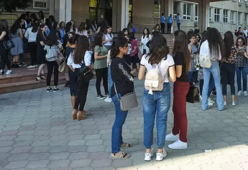 Bakıda tələbə qızların arxasına düşən manyak peyda oldu - FOTO